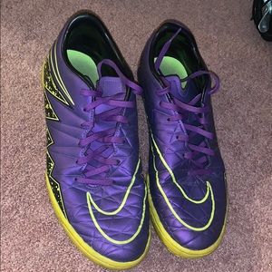 Indoor soccer cleats
